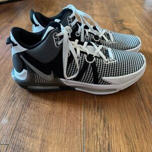 Nike LeBron Witness Vii basketball shoes sneakers athletic white black size 12